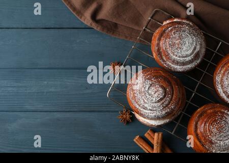Zimtrollen, Anis und Handtuch auf Holz- Hintergrund, Ansicht von oben Stockfoto