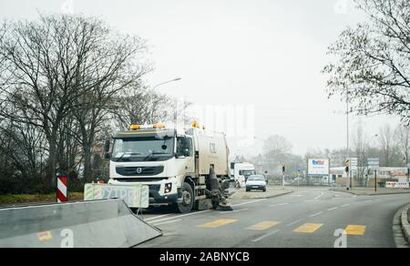 Straßburg, Frankreich - Dec 21, 2016: Street Sweeper LKW-Reinigung der großen Allee in Straßburg in den frühen Morgenstunden Stockfoto