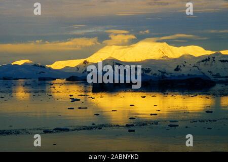 Antarktis - Eislandschaft im Sonnenuntergang Stockfoto