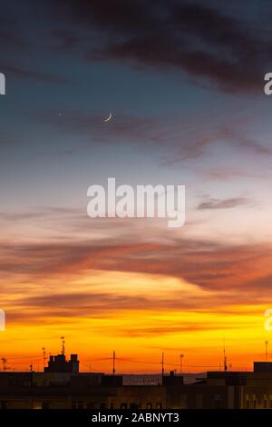 Santa Pola, Costa Blanca, Spanien. 28 Nov, 2019. Saturn, Mond und Jupiter sind sichtbar in diesem Sonnenuntergang Bild aus Spanien nach einem warmen Wintern. Credit: Mick Flynn/Alamy leben Nachrichten Stockfoto