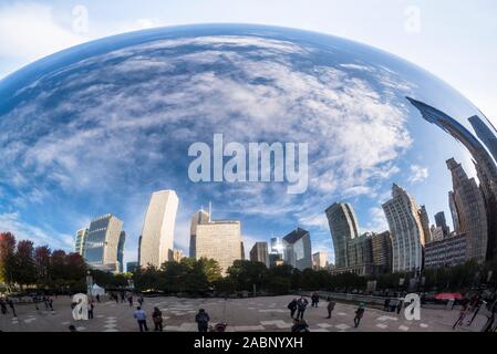 Cloud Gate von Anish Kapoor, ein großer Außenpool Skulptur wie eine Bohne geformt und ermöglicht den Blick auf die vielen gespiegelten Seiten, Chicago, Illinois, USA Stockfoto