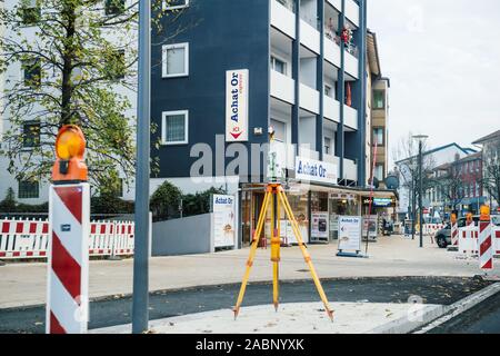 Kehl, Deutschland - Dec 13, 2016: Die deutsche Stadt Kehl bei Baustellen mit Leica Theodoliten auf Stativ Stockfoto