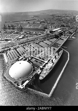 Ein über Kopf Areal der Hafen von Long Beach mit dem Ocean Liner Queen Mary zu gehen - jetzt ein Angedocktes öffentlichen Hotel -, die die Kuppel, die das HK-1 Spruce-goose Holz- flugzeug, das aus Birkenholz ist hatte am nächsten ist, durch Howard Hughes in den frühen 1940er Jahren nach dem 2. Weltkrieg Bemühungen, aber nur ein einziges Mal für weniger als 2 Minuten geflogen. Hafen von Los Angeles und San Pedro ist in den Boden zurück. Stockfoto