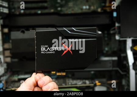 Lyon, Frankreich - Aug 9, 2019: Mann Hand an Creative Sound Blaster Hi-Resolution PCIe Gaming Soundkarte und DAC mit RGB-Aurora Beleuchtung Audio Karte Logo auf weißem Hintergrund Stockfoto