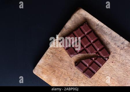 Essen Konzept Vorbereitung für das Schmelzen von Bio Schokolade für den Dessert Schokolade Trüffel, brownies oder Kuchen Stockfoto