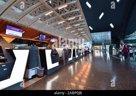 Doha, Katar - Nov 24. 2019. Ein Smart Check-in Abflugbereich des Hamad International Airport Stockfoto