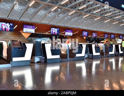 Doha, Katar - Nov 24. 2019. Ein Smart Check-in Abflugbereich des Hamad International Airport Stockfoto