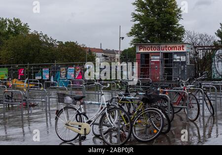 Berlin, Deutschland - 29. September 2019: Fahrradverleih, Parkplätze in der Nähe der Warschauer Brücke im Bezirk Friedrichshain. Stockfoto