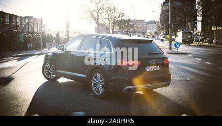 Hamburg, Deutschland - Feb 2018: Rückansicht des Audi Quattro schwarz Wagen Auto drehen auf der Bei den Muhren Straße Straße Brooksbrucke Stockfoto