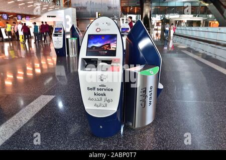 Doha, Katar - Nov 24. 2019. Smart Check-in Abflugbereich des Hamad International Airport. Self-Service-Kiosk Stockfoto