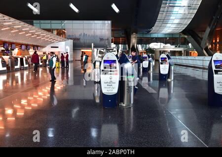 Doha, Katar - Nov 24. 2019. Smart Check-in Abflugbereich des Hamad International Airport. Self-Service-Kiosk Stockfoto