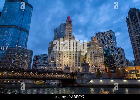 Die Wrigley Building, einem Wahrzeichen Wolkenkratzer 1924 und Clocktower und DuSable Brücke, Chicago, Illinois, USA Stockfoto