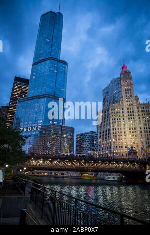 Die Wrigley Building, einem Wahrzeichen Wolkenkratzer 1924 und Clocktower und Trump Tower, Chicago, Illinois, USA Stockfoto