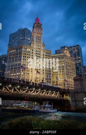 Die Wrigley Building, einem Wahrzeichen Wolkenkratzer 1924 und Clocktower und DuSable Brücke, Chicago, Illinois, USA Stockfoto