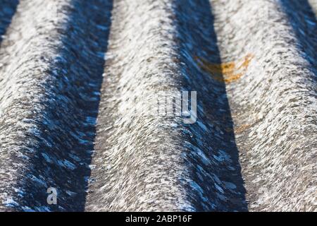 Gefährlich Asbest Dach - eine der gefährlichsten Materialien in der Bauindustrie Stockfoto