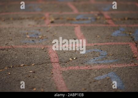 Kinder hopse Spiel auf Asphalt gemalt. Stockfoto