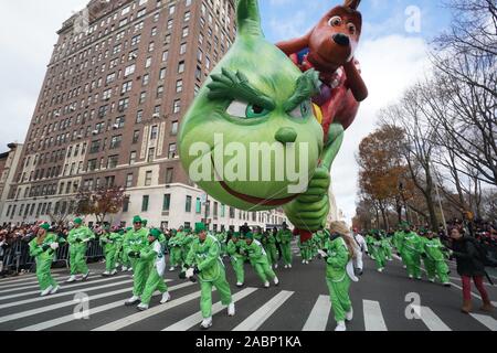 New York, NY, USA. 28 Nov, 2019. Der Grinch Schwimmer in der des Macys Thanksgiving Day Parade in New York. Credit: Bryan Smith/ZUMA Draht/Alamy leben Nachrichten Stockfoto