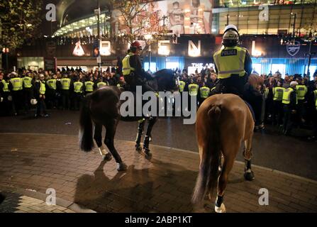 Polizei halten Eintracht Frankfurt Fans an der Bucht während der UEFA Europa League Gruppe F Match im Emirates Stadium, London. Stockfoto