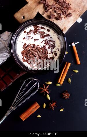 Essen Konzept Vorbereitung für das Schmelzen von Bio Schokolade für den Dessert Schokolade Trüffel, brownies oder Kuchen Stockfoto