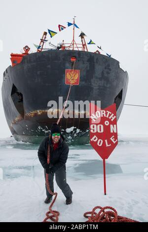 Russland, hohen Arktis geografischen Nordpol. 90 Grad Nord mit 50 Jahren der Sieg der russischen Eisbrecher. Stockfoto