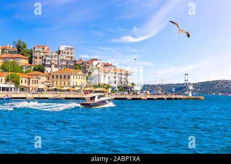 Häuser auf dem Bosporus, die Fatih Sultan Mehmet Brücke im Hintergrund, Istanbul Stockfoto