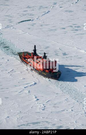 Russland. Luftbild des russischen Eisbrecher, 50 Jahre Sieg brechen durch Packeis in der Arktis bei 85,6 Grad Nord. Stockfoto