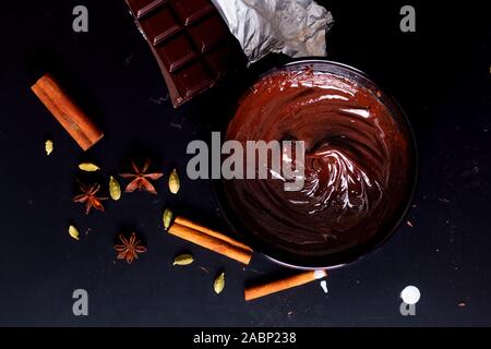 Essen Konzept Vorbereitung für das Schmelzen von Bio Schokolade für den Dessert Schokolade Trüffel, brownies oder Kuchen Stockfoto