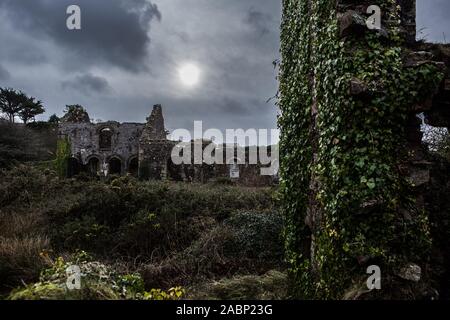 South Wheal Francis hat die Arbeit der Zinnmine aufgegeben und baut Cornwall Stockfoto