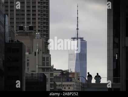 New York, Vereinigte Staaten. 28 Nov, 2019. NYPD officers Stand Wache über 6. Avenue mit Blick auf das One World Trade Center am 93. Macy Thanksgiving Day Parade in New York City am Donnerstag, 28. November 2019. Die Parade begann im Jahre 1924, es binden für die zweitälteste Thanksgiving Parade in den Vereinigten Staaten in Amerika's Thanksgiving Parade in Detroit. Foto von John angelillo/UPI Quelle: UPI/Alamy leben Nachrichten Stockfoto