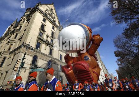 New York, Vereinigte Staaten. 28 Nov, 2019. Die Snoopy Astronaut Ballon schwimmt entlang der Central Park West am 93. Macy Thanksgiving Day Parade in New York City am Donnerstag, 28. November 2019. Die Parade begann im Jahre 1924, es binden für die zweitälteste Thanksgiving Parade in den Vereinigten Staaten in Amerika's Thanksgiving Parade in Detroit. Foto von Peter Foley/UPI Quelle: UPI/Alamy leben Nachrichten Stockfoto