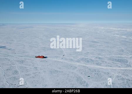 Russland. Luftbild des russischen Eisbrecher, 50 Jahre Sieg brechen durch Packeis in der Arktis bei 85,6 Grad Nord. Stockfoto