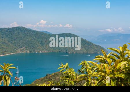 Ilha Grande, Brasilien. 24. Dezember, 2012. Atemberaubende Aussicht auf die Bucht Enseada Santorini (Santorini), off (aus) (Vila do Santorini Santorini Dorf), von der Spur Suche während der wunderschönen sonnigen Tag, Sicht auf dem Weg in Palmas, die Ilha Grande (Grosse Insel), die Gemeinde von Angra dos Reis, Bundesstaat Rio de Janeiro, Brasilien. Am 5. Juli 2019, Ilha Grande wurde von der UNESCO als Weltkulturerbe eingetragen. Stockfoto