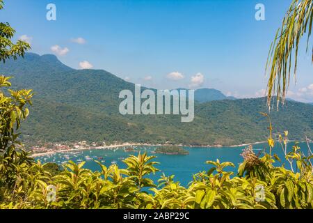 Ilha Grande, Brasilien. 24. Dezember, 2012. Atemberaubende Aussicht auf die Bucht Enseada Santorini (Santorini), off (aus) (Vila do Santorini Santorini Dorf), von der Spur Suche während der wunderschönen sonnigen Tag, Sicht auf dem Weg in Palmas, die Ilha Grande (Grosse Insel), die Gemeinde von Angra dos Reis, Bundesstaat Rio de Janeiro, Brasilien. Am 5. Juli 2019, Ilha Grande wurde von der UNESCO als Weltkulturerbe eingetragen. Stockfoto