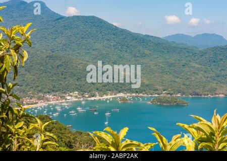 Ilha Grande, Brasilien. 24. Dezember, 2012. Atemberaubende Aussicht auf die Bucht Enseada Santorini (Santorini), off (aus) (Vila do Santorini Santorini Dorf), von der Spur Suche während der wunderschönen sonnigen Tag, Sicht auf dem Weg in Palmas, die Ilha Grande (Grosse Insel), die Gemeinde von Angra dos Reis, Bundesstaat Rio de Janeiro, Brasilien. Am 5. Juli 2019, Ilha Grande wurde von der UNESCO als Weltkulturerbe eingetragen. Stockfoto