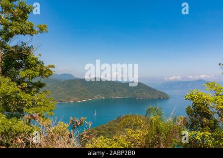 Ilha Grande, Brasilien. 24. Dezember, 2012. Atemberaubende Aussicht auf die Bucht Enseada Santorini (Santorini), off (aus) (Vila do Santorini Santorini Dorf), von der Spur Suche während der wunderschönen sonnigen Tag, Sicht auf dem Weg in Palmas, die Ilha Grande (Grosse Insel), die Gemeinde von Angra dos Reis, Bundesstaat Rio de Janeiro, Brasilien. Am 5. Juli 2019, Ilha Grande wurde von der UNESCO als Weltkulturerbe eingetragen. Stockfoto