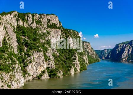 Blick auf die Donau in die eisernen Tore auch als Djerdap Schluchten in Serbien bekannt Stockfoto