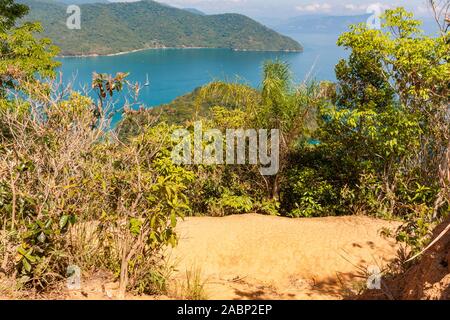 Ilha Grande, Brasilien. 24. Dezember, 2012. Atemberaubende Aussicht auf die Bucht Enseada Santorini (Santorini), off (aus) (Vila do Santorini Santorini Dorf), von der Spur Suche während der wunderschönen sonnigen Tag, Sicht auf dem Weg in Palmas, die Ilha Grande (Grosse Insel), die Gemeinde von Angra dos Reis, Bundesstaat Rio de Janeiro, Brasilien. Am 5. Juli 2019, Ilha Grande wurde von der UNESCO als Weltkulturerbe eingetragen. Stockfoto