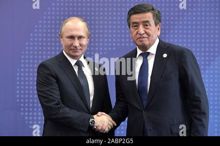 Bischkek, Kirgisistan. 28. November 2019. Der russische Präsident Wladimir Putin wird von kirgisischen Präsidenten Sooronbay Jeenbekov begrüßte, rechts, bei der Ankunft für den Start des Rates der Organisation des Vertrags über kollektive Sicherheit in den Ala-Archa State residence November 28, 2019 in Bischkek, Kirgisistan. Credit: Aleksey Nikolskyi/Kreml Pool/Alamy leben Nachrichten Stockfoto