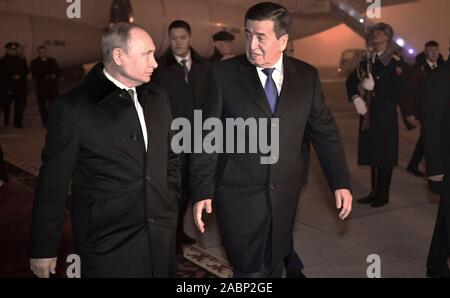 Bischkek, Kirgisistan. 28. November 2019. Kirgisische Präsident Sooronbay Jeenbekov, rechts, Escorts der russische Präsident Wladimir Putin nach seiner Ankunft an einem nebligen Morgen in Bishkek Flughafen November 28, 2019 in Bischkek, Kirgisistan. Credit: Aleksey Nikolskyi/Kreml Pool/Alamy leben Nachrichten Stockfoto