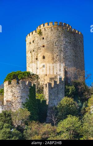 Zylindrische Turm von Rumelian Schloss am europäischen Ufer des Bosporus in Istanbul, Türkei Stockfoto