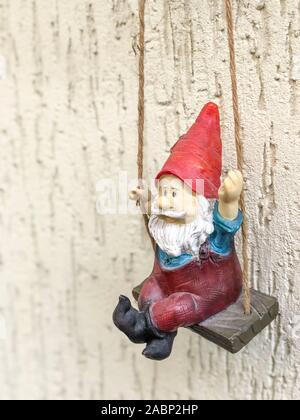 Ein kleiner Weihnachtsmann Figur an der Wand mit kopieren, um Platz für neue Jahr gehängt Stockfoto