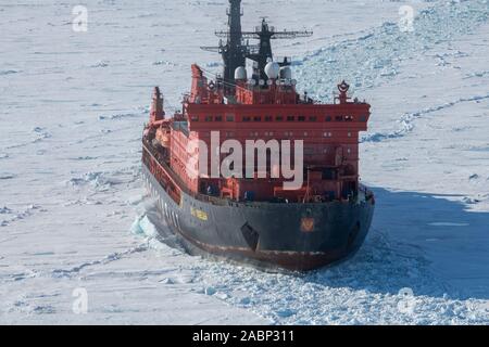 Russland. Luftbild des russischen Eisbrecher, 50 Jahre Sieg brechen durch Packeis in der Arktis bei 85,6 Grad Nord auf dem Weg zum Stockfoto