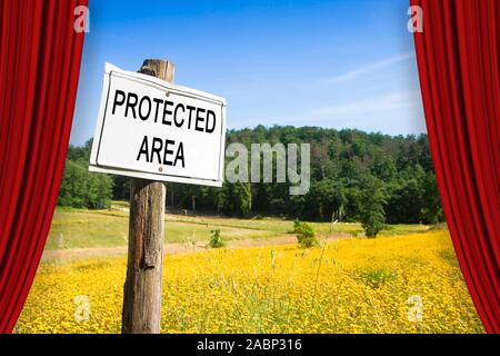 "Geschützten Bereich" auf einem Feld Schild - Schild in der Landschaft - Konzept Bild mit offenen Theater rote Vorhänge Stockfoto