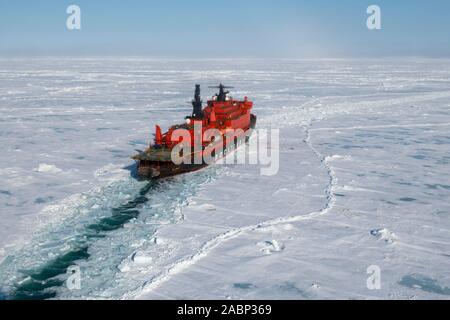 Russland. Luftbild des russischen Eisbrecher, 50 Jahre Sieg brechen durch Packeis in der Arktis bei 85,6 Grad Nord auf dem Weg zum Stockfoto