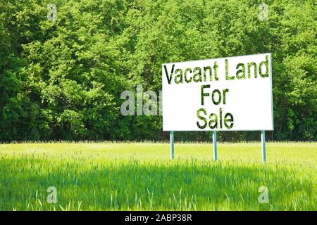 Werbung mit Reklametafeln in einer ländlichen Szene mit freien Grundstücke zum Verkauf geschrieben - Bild mit Kopie Raum eingetaucht. Stockfoto