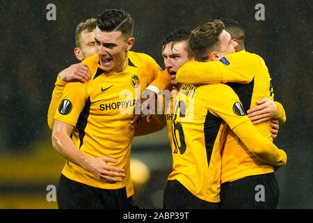 Bern, Schweiz. 28 Nov, 2019. Die Spieler des BSC Young Boys feiern Christian faßnacht's Ziel (Nr. 16) in der Europa League Gruppe G Stufe Fußballspiel zwischen BSC Young Boys und der FC Porto in Stade de Suisse, 28. November 2019 in Bern, Schweiz (Foto von Daniela Porcelli/SPP) Credit: SPP Sport Presse Foto. /Alamy Live News Credit: SPP Sport Presse Foto. /Alamy leben Nachrichten Stockfoto