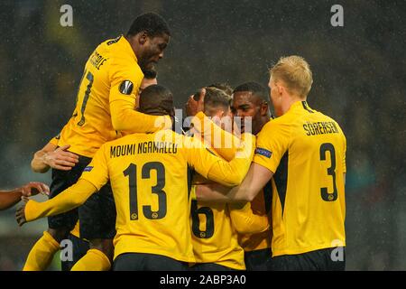 Bern, Schweiz. 28 Nov, 2019. Die Spieler des BSC Young Boys feiern Christian faßnacht's Ziel (Nr. 16) in der Europa League Gruppe G Stufe Fußballspiel zwischen BSC Young Boys und der FC Porto in Stade de Suisse, 28. November 2019 in Bern, Schweiz (Foto von Daniela Porcelli/SPP) Credit: SPP Sport Presse Foto. /Alamy Live News Credit: SPP Sport Presse Foto. /Alamy leben Nachrichten Stockfoto