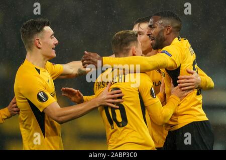 Bern, Schweiz. 28 Nov, 2019. Die Spieler des BSC Young Boys feiern Christian faßnacht's Ziel (Nr. 16) in der Europa League Gruppe G Stufe Fußballspiel zwischen BSC Young Boys und der FC Porto in Stade de Suisse, 28. November 2019 in Bern, Schweiz (Foto von Daniela Porcelli/SPP) Credit: SPP Sport Presse Foto. /Alamy Live News Credit: SPP Sport Presse Foto. /Alamy leben Nachrichten Stockfoto