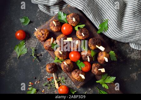 Knusprig gebraten würzige Hackfleischbällchen auf finger food Spieße, kann warm oder kalt gegessen werden. Stockfoto