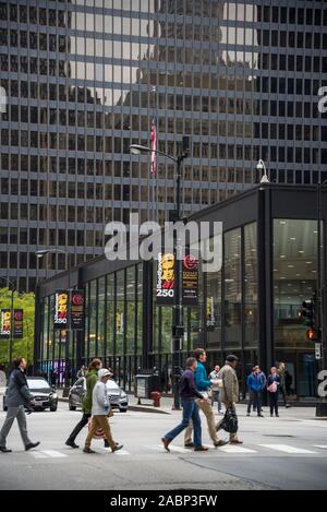 U.S. Post Office Loop Station Building von Ludwig Mies van der Rohe im Internationalen Stil entworfen und 1973, Chicago, Illinois, USA Stockfoto